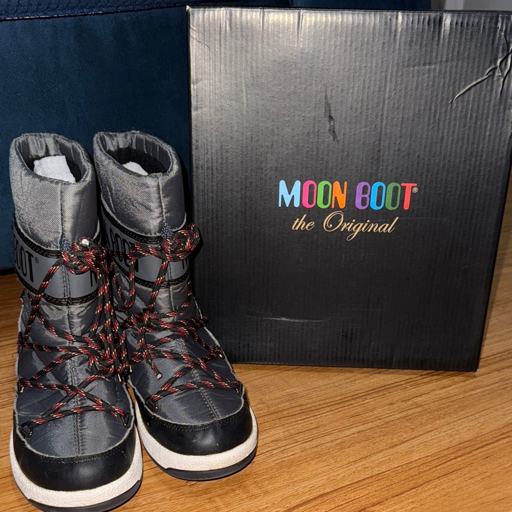 Moon Boot Charcoal (castle rock) and Black Snow Boots